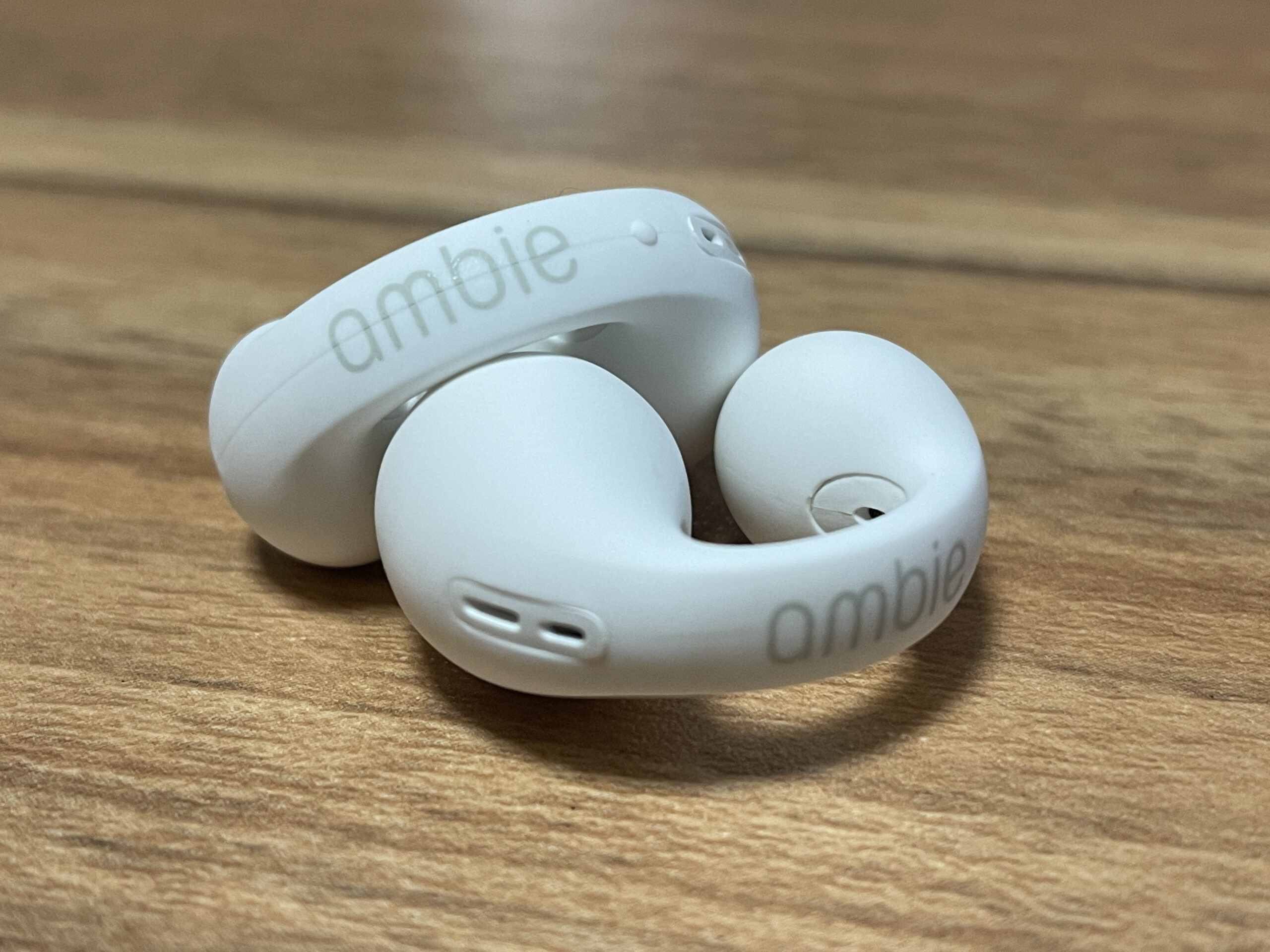Ambie sound earcuffs AM-TW01』耳に挟む完全ワイヤレスイヤホンの超 